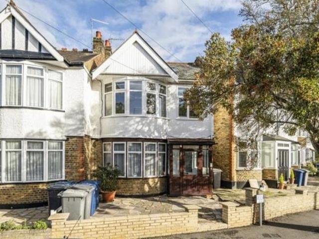 Hutton Grove, London, N12 3 bed flat to rent £2,800 pcm £646 pw