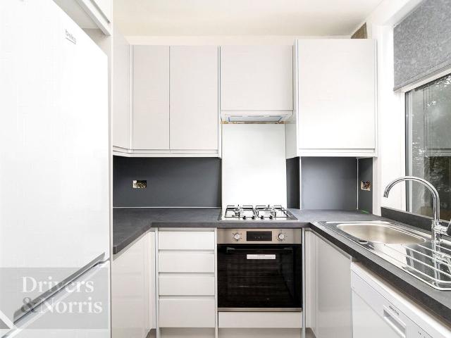 Hutton Grove, North Finchley, London N12, 3 bed flat to rent, £2,800 pcm | PrimeLocation