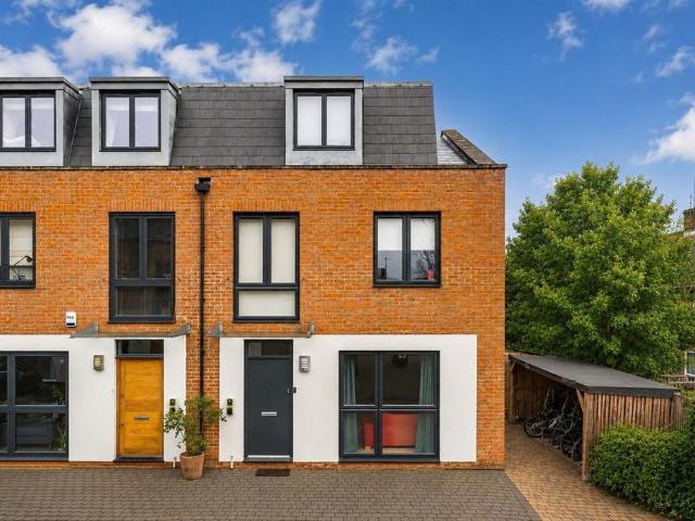 Hutton Mews, London SW15 4 bed terraced house to rent £4,600 pcm £1,062 pw