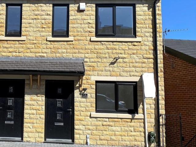 Hutton Terrace, Bradford BD2 4 bed semi detached house to rent £1,300 pcm £300 pw