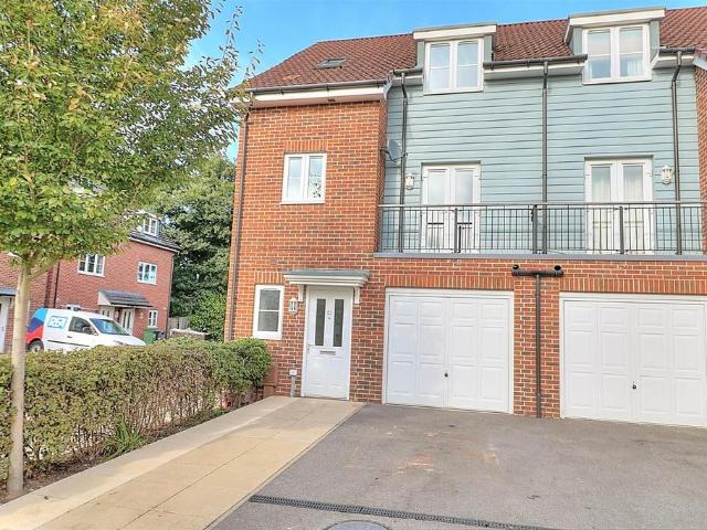 Hut Farm Place, Chandlers Ford 4 bed end of terrace house to rent £1,900 pcm £438 pw