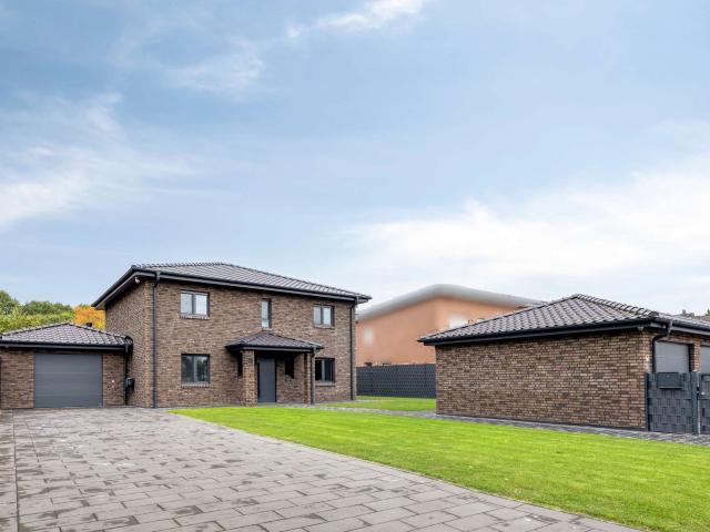 Hüthum: Exklusives Einfamilienhaus hochwertige Ausstattung und drei Garagen