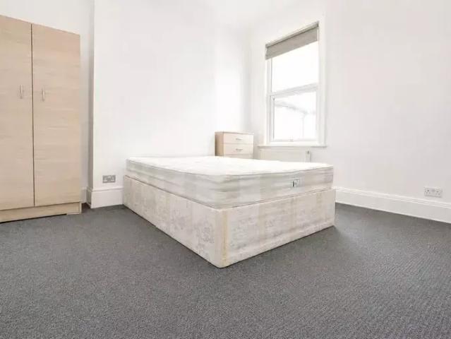 Huxley Road, London N18 3 bed terraced house to rent £2,300 pcm £531 pw