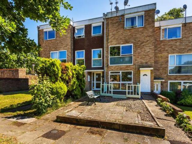 Hyde Heath Court, Pound Hill. 2 bed flat to rent £1,400 pcm £323 pw