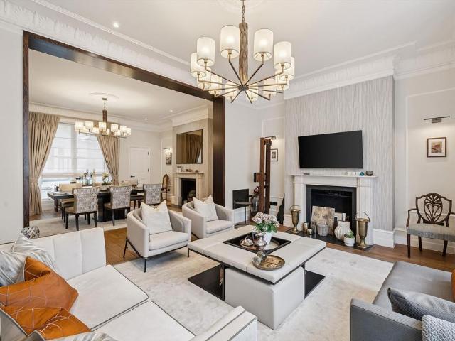 Hyde Park Gate, Kensington, London SW7 4 bed flat to rent £17,333 pcm £4,000 pw