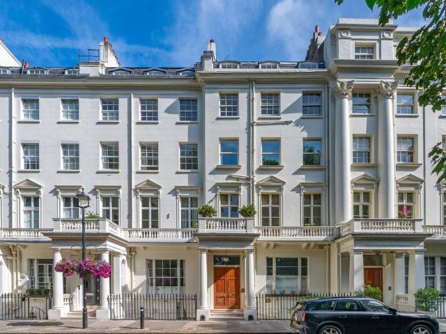 Hyde Park Square, Hyde Park Estate. 1 bed flat to rent £4,312 pcm £995 pw