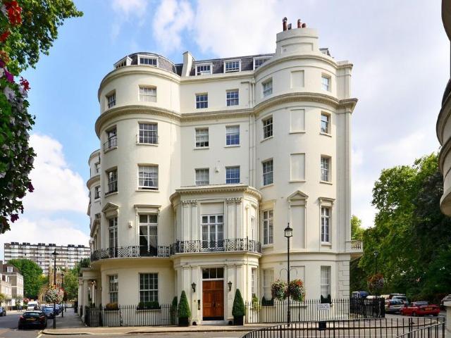 Hyde Park Square, Hyde Park Estate. Studio to rent £2,250 pcm £519 pw