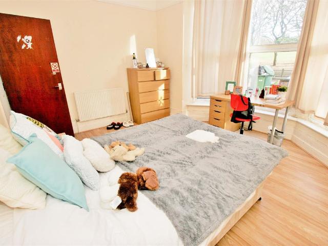 Hyde Park Road Ground, Hyde Park, Leeds LS6, 3 bed flat to rent, £1,664 pcm | PrimeLocation