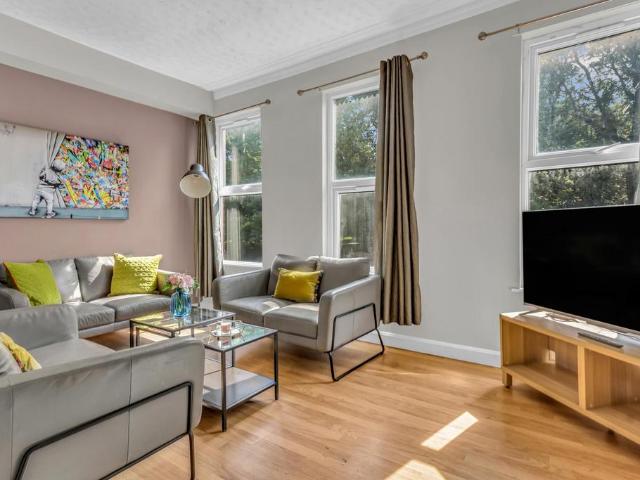 HYDE PARK ROAD, Leeds 5 bed flat to rent £3,207 pcm £740 pw