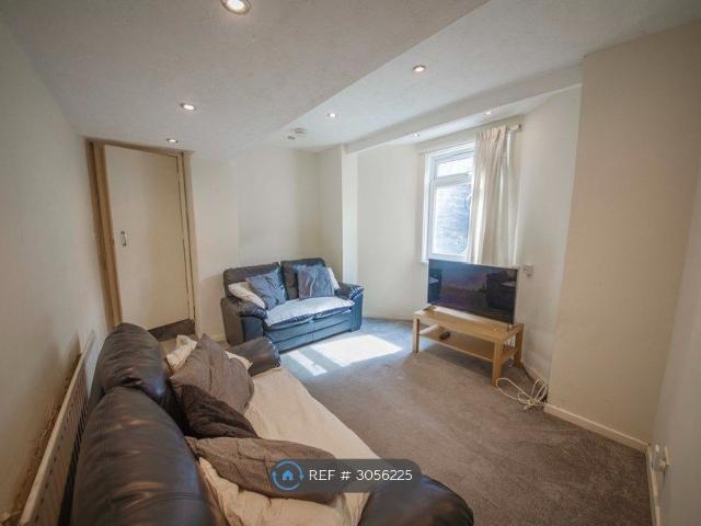 Hyde Park Road, Leeds LS6, 3 bed flat to rent, £1,430 pcm | PrimeLocation
