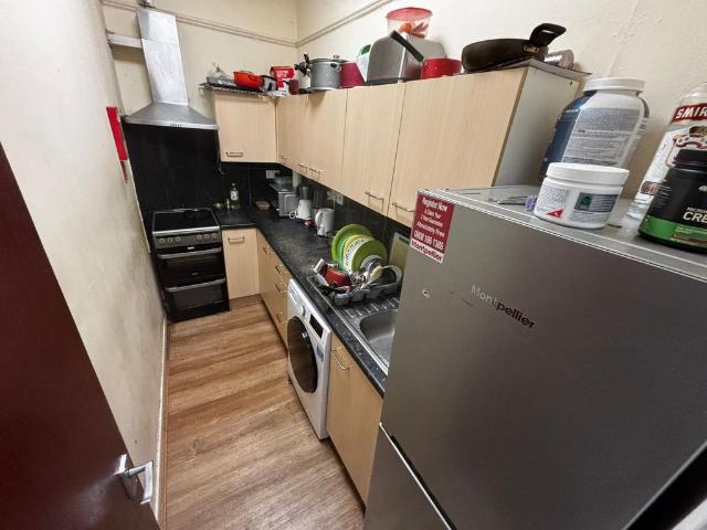 Hyde Park Road, Leeds LS6 2 bed flat to rent £1,050 pcm £242 pw