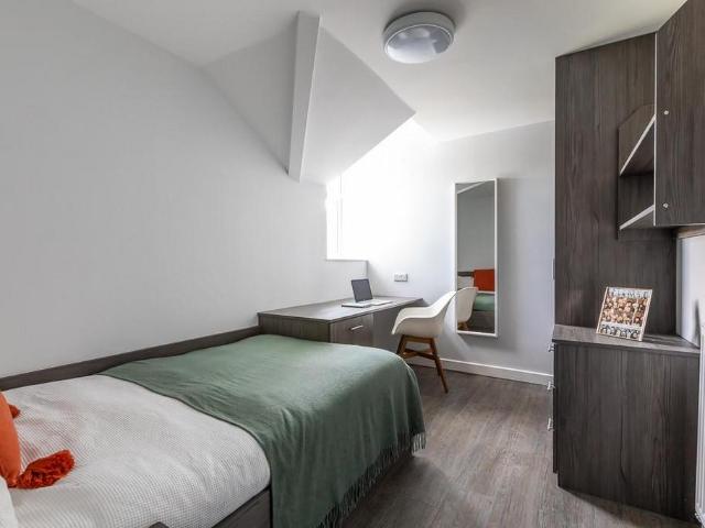 Hyde Park Road, Leeds LS6 4 bed flat to rent £2,236 pcm £516 pw