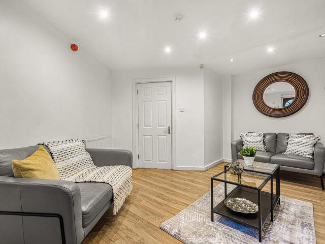 HYDE PARK TERRACE, Leeds 3 bed flat to rent £1,495 pcm £345 pw