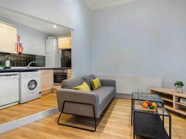 HYDE TERRACE, Leeds 1 bed house to rent £910 pcm £210 pw