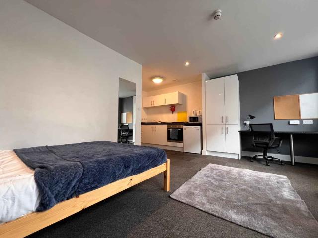 Hydrogen, Nottingham Has an Apartment