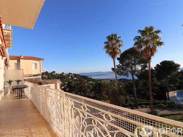 HYERES Appartement deux pièces VU MER dans un secteur pris. 52m² Hyères