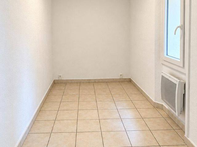 Hyères location T1 34m2 avec coin nuit 580€ CC Location Nue