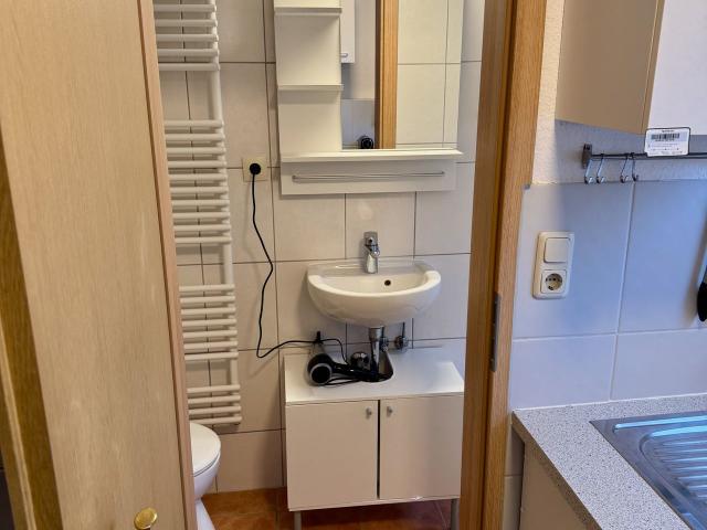 HyggeStay | central | double bed +1 | workspace | highspeed WiFi | charming & modern, Lubeck Amsterdam Apartments for Rent