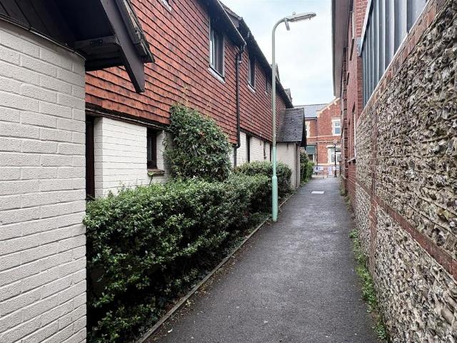 Hylton Road, Petersfield 2 bed flat to rent £1,350 pcm £312 pw