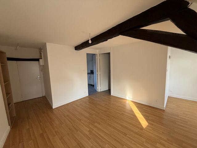 HYPERCENTRE APPARTEMENT DE TYPE F1 RENOVE
