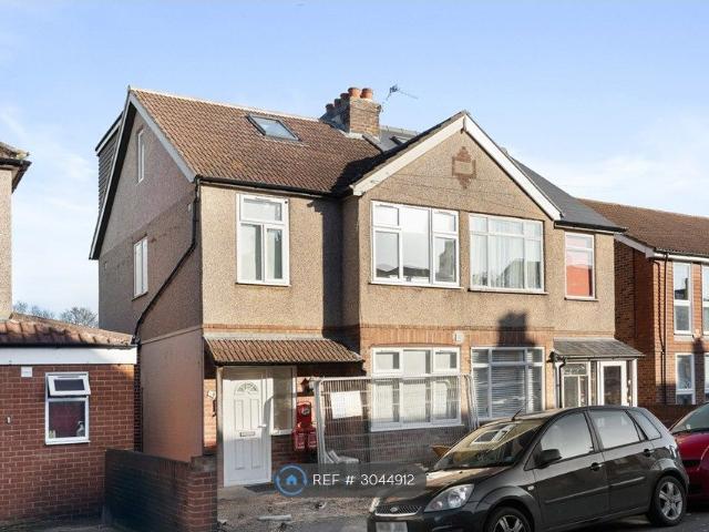 Hythe Park Road, Egham TW20, Studio to rent, £895 pcm | PrimeLocation