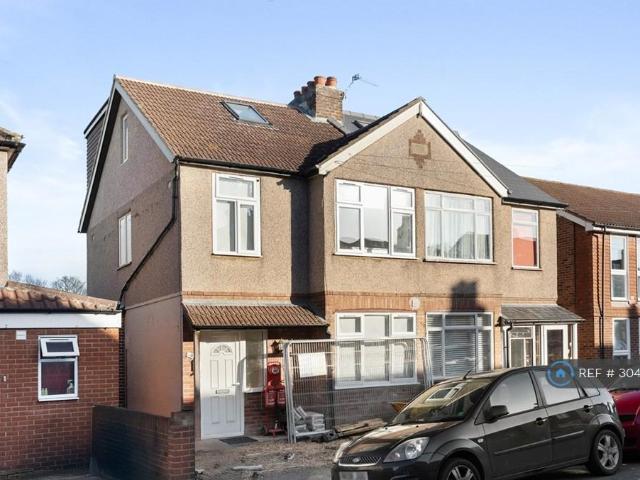 Hythe Park Road, Egham, TW20 Studio to rent £895 pcm £207 pw