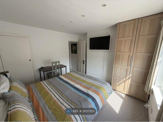 Hythe Road, Staines Upon Thames TW18, 2 bed semi detached house to rent, £1,900 pcm | PrimeLocation