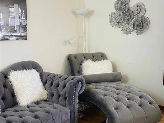 I m looking for a female roommate