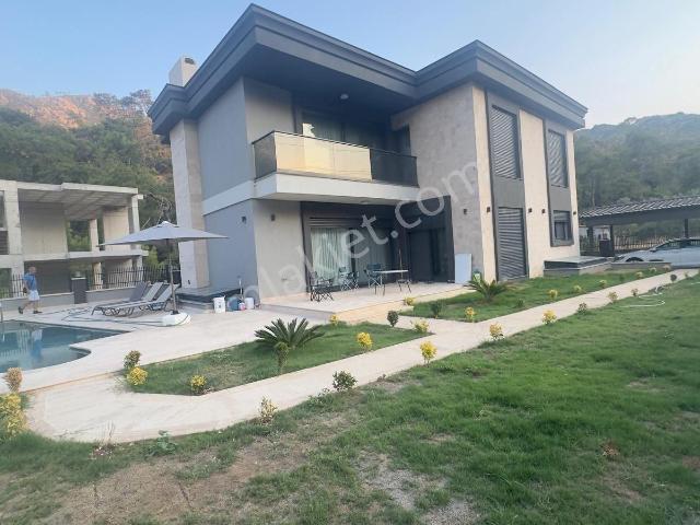 İçmeler'de Deniz Yakını, 570m² Arsa İçinde, Havuzlu 5+2 Villa