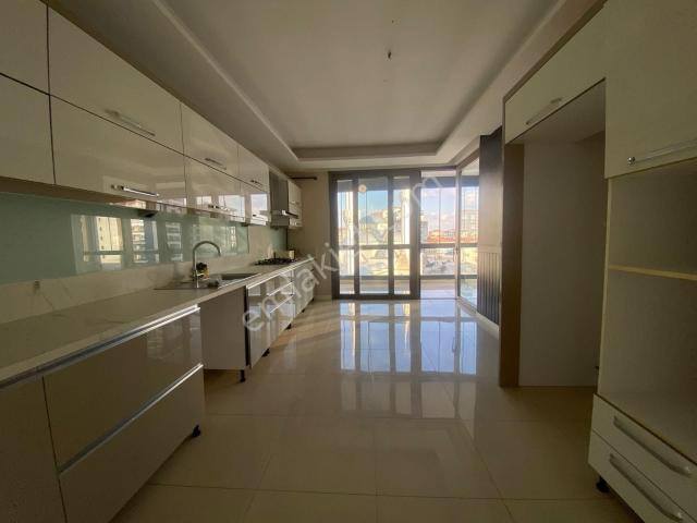 İmir Emlak Ofisinden 4+1 195m2 4.kat Güney Köşebası Site Dairesi