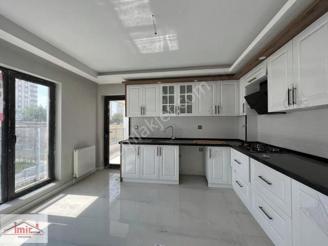 İmir Emlak Ofisinden Hastane Yanı 4+1 180m2 5.kat Site Dairesi