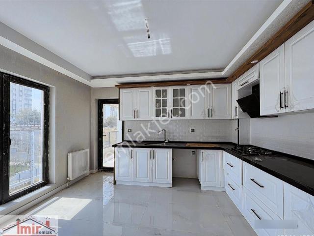 İmir Emlak Ofisinden Hastane Yanı 4+1 180m2 5.kat Site Dairesi