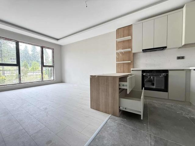 İncek'te 7&24 Güvenlikli Site'de Ön Cephe Cam Balkonlu Sıfır 1+1