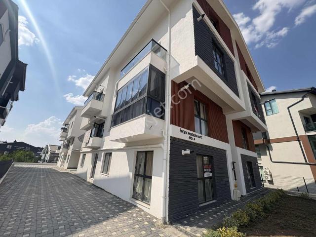 İncek'te Bulvar, Market, Otobüs D 50m Ara Kat Eşyalı 1+1 Kiralık