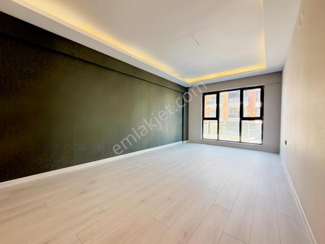 İncek'te İskanlı Bağımsız Muftaklı Merkezi Konumda Kiralık 2+1