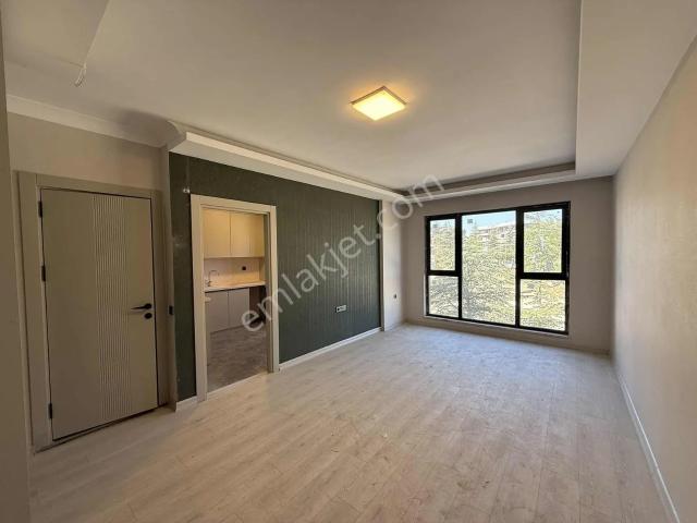 İncek Bulvarda Güvenlikli Sitede Cam Balkonlu Ön Cephe 2+1 Daire