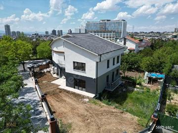 İncek Lösante Yakını Park Cepheli Şirket Merkez Binası KALİ A.Ş