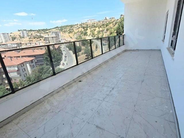 İncesu cadde üzeri, yeni bina, 2 asansör, geniş salon, odalar ve balkon, 2 banyo satılık daire.