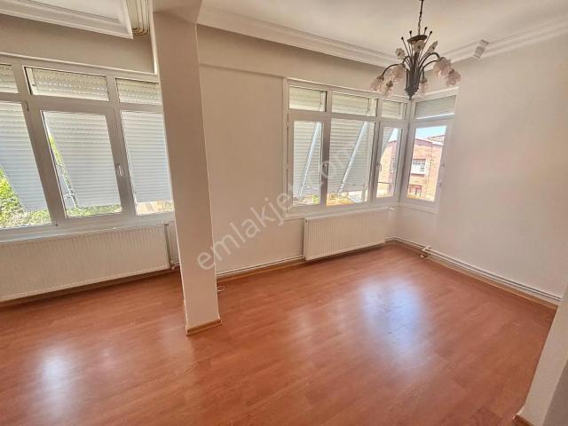 İnönü Caddesi Yakını Bakımlı Arak Kat 2+1 Kiralık Daire
