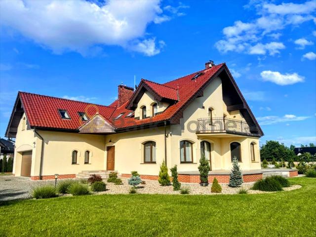 Przestronny dom z ogrodem 2300 m², garaż i budynek gospodarczy