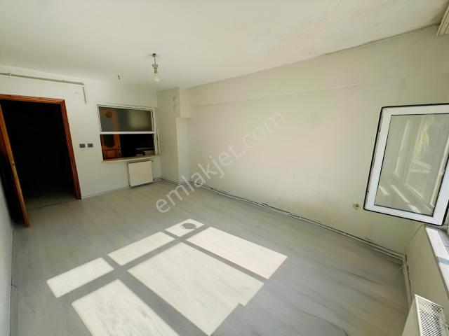 Çiçeklidede Çan Caddesi Üzerinde 2+1 Kapalı Mutfaklı Kiralık Ev