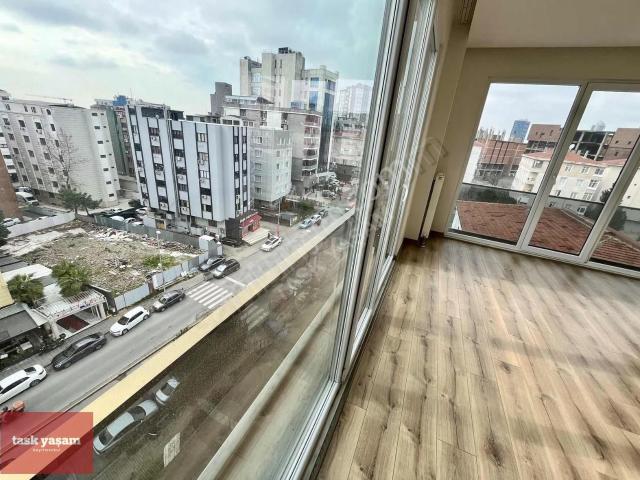 İçerenköyün Nezih Lokasyonunda Ferah 3+1 Otoparklı Daire