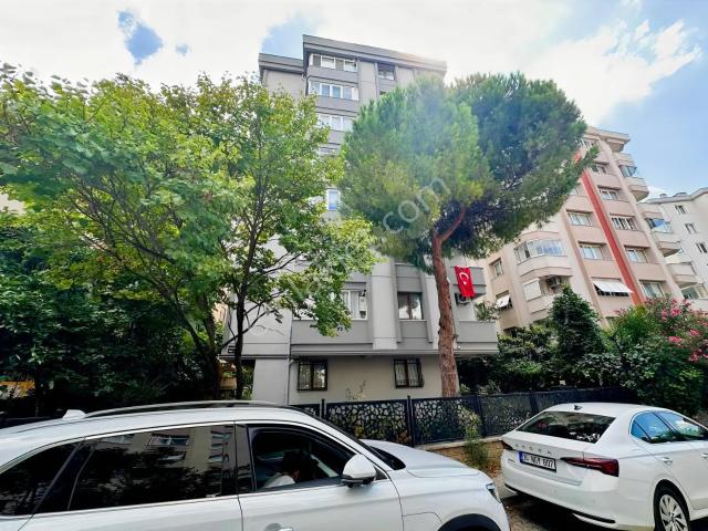 İçerenköy Merkezde 4+2 Asansörlü Üst Dubleks Daire