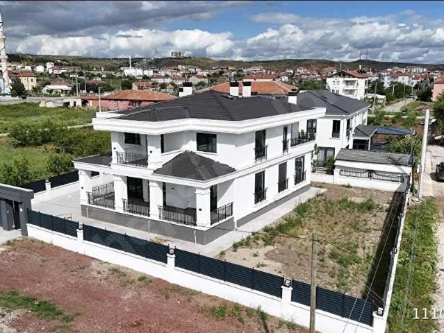 ŞİFAHANEDE 360 m AKILLI VİLLA, OTURMAYA HAZIR