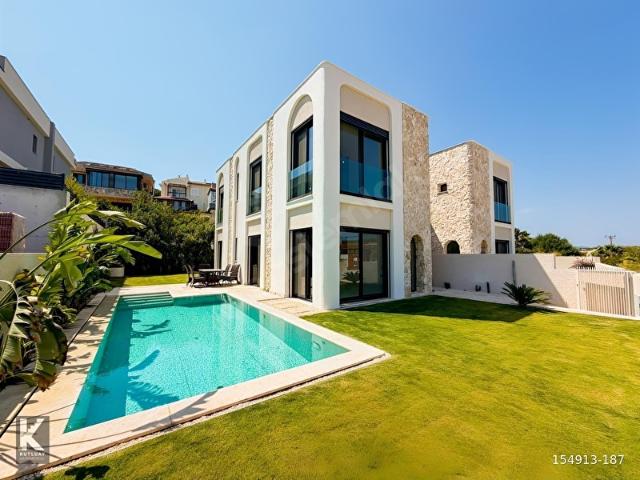 ŞİFNE'DE MODERN MİMARİ DENİZ MANZARALI 4+1 VİLLA