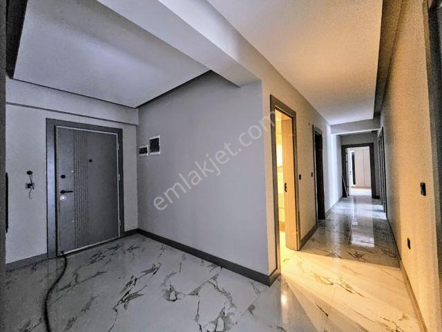 İhsaniye Cumhuriyet Mahallesi Satılık 3+1 Bahçe Katı Daire