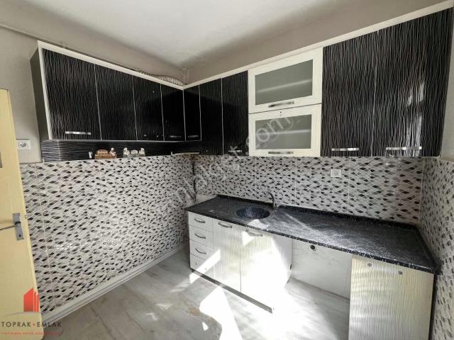 İhsaniye'de Yeni Bakım Yapılmış 3+1 Arakat Kiralık Daire