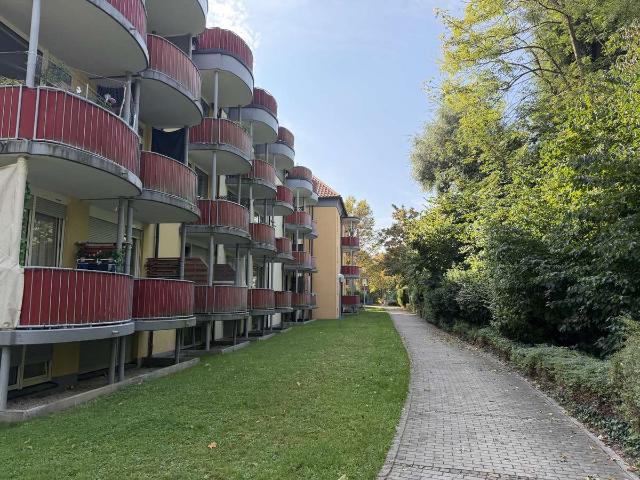 I. I. TEAM: gepflegte 1 Zimmer Wohnung mit viel Stellmöglichkeiten in größerer, ruhiger Wohnanlage