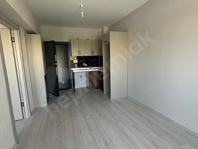 İKİ ÜNİVERSİTE ORTASINDA OFİS VE DAİRE OLMAYA MÜSAİT 1+1