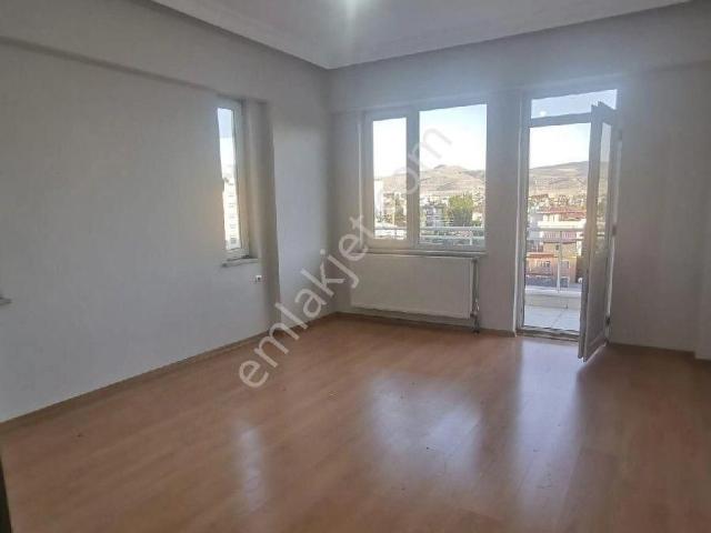 İkinisan Cad Erek Meydanı Mevki Acill Satılık 3+1 Daire